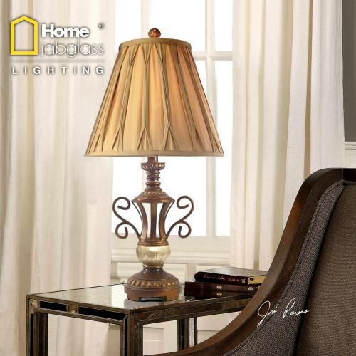 Lampa Ritta - idealna na stolik nocny Lampa nocna Ritta z delikatnym abażurem